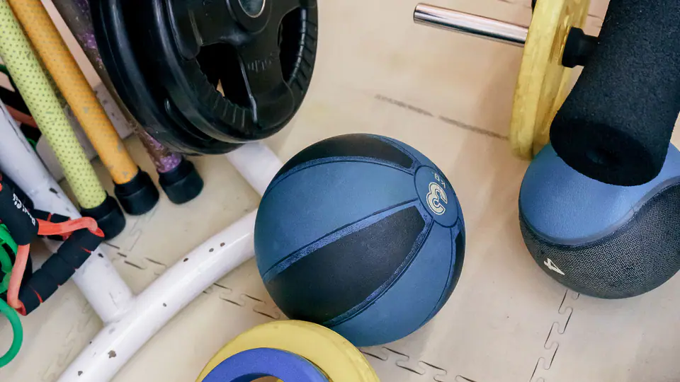Home training kit: weight plates, a medicine ball, resistance tubes and a dumbbell